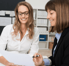 Daňové poradkyně se dívají do smlouvy před šanony