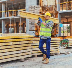 Muž pracující ve fotovoltaické elektrárně