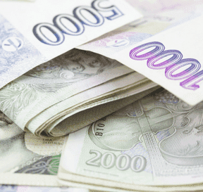 Záběr na bankovky české měny