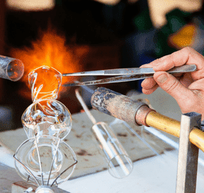 Pracovníci ve třídicí lince třídí odpad